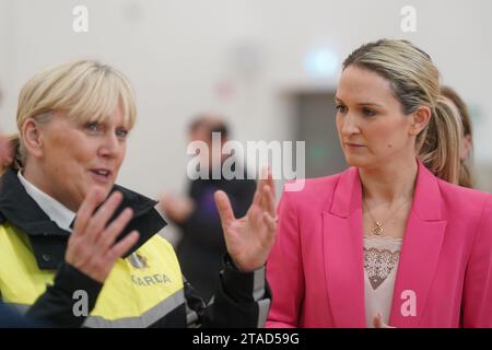 Justizministerin Helen McEntee (rechts) mit Garda-Assistenzkommissarin Paula Hilman während eines Besuchs im National Rehabilitation Hospital in Dun Laoghaire, Dublin. Bilddatum: Donnerstag, 30. November 2023. Stockfoto