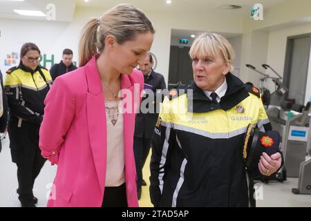 Justizministerin Helen McEntee (links) mit Garda-Assistenzkommissarin Paula Hilman während eines Besuchs im National Rehabilitation Hospital in Dun Laoghaire, Dublin. Bilddatum: Donnerstag, 30. November 2023. Stockfoto