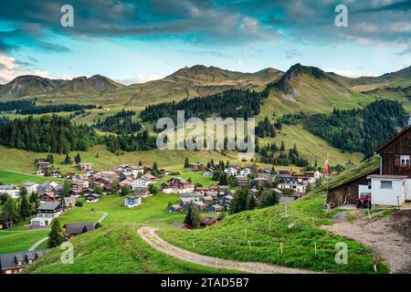 Wunderschönes kleines Bergdorf Stoos umgeben von Schweizer Alpen, Fronalpstock im Sommer bei Schwyz, Schweiz Stockfoto