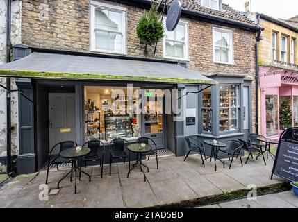 Choc et Al Café Ladenfront in der historischen Cheap Street, Frome, Somerset, Großbritannien am 30. November 2023 Stockfoto