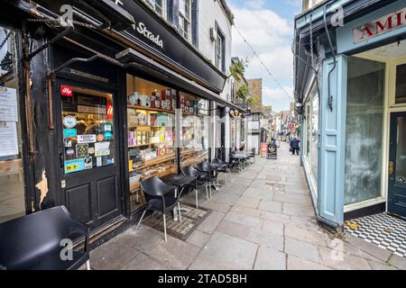 Cafe La Strada und Geschäfte mit Blick auf das historische Einkaufszentrum Cheap Street in Frome, Somerset, Großbritannien am 30. November 2023 Stockfoto