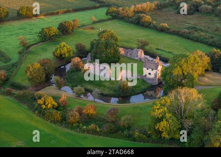 Luftaufnahme mit den Wasserruinen von Stogursey Castle in Somerset, England. Herbst (September) 2023. Stockfoto
