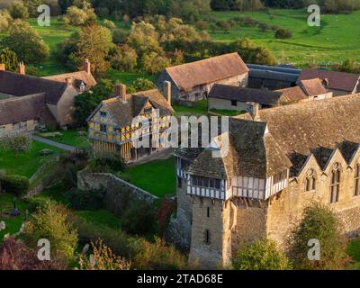 Blick aus der Vogelperspektive auf das Stokesay Castle aus dem 13. Jahrhundert, eines der am besten erhaltenen befestigten Herrenhäuser in England. Herbst (Oktober) 2023. Stockfoto