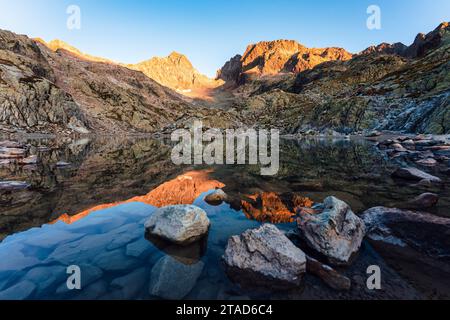 Französische Alpenlandschaft mit Sonnenaufgang über felsigen Bergen im Lac Blanc bei Haute Savoie, Chamonix, Frankreich Stockfoto