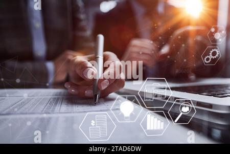 Ein Mann, der zu Dokumenten durchsucht. Unternehmensbewertung und -Prüfung. Stockfoto