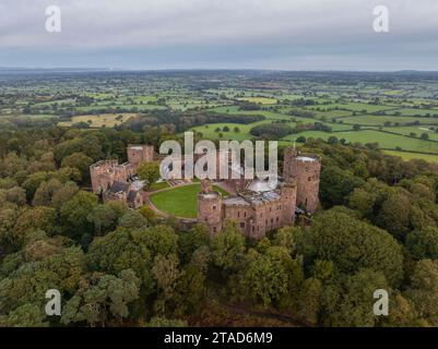 Aus der Vogelperspektive von Peckforton Castle in der Nähe von Beeston in Cheshire, England. Herbst (Oktober) 2023. Stockfoto