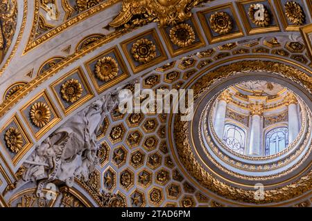 Innenraum der römisch-katholischen Kirchenkuppel Stockfoto