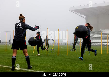 Tubize, Belgien. November 2023 30. Die Abbildung zeigt das Training der belgischen Frauennationalmannschaft vor dem Fußballspiel zwischen den belgischen Nationalmannschaften, den Red Flames, und Schottland für die UEFA Women's Nations League in der Gruppe A1 am Donnerstag, den 30. November 2023 in Proximus Basecamp. FOTO: SEVIL OKTEM | Credit: Sportpix/Alamy Live News Stockfoto