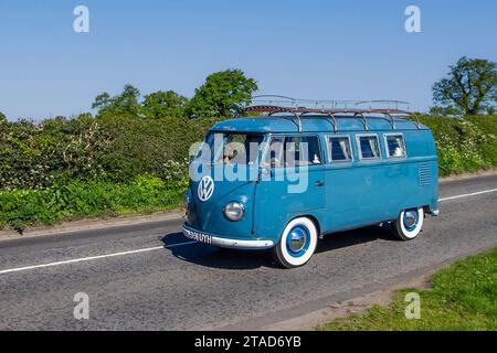 1955 50er Jahre blauer VW Volkswagen 1200 ccm, VW Typ 2 VW Splitscreen, Splitty, Bulli oder Samba Wohnmobil; Vintage, restaurierte klassische Motoren, Automobilsammler, Motorenfreunde, historische Veteranenautos, die in Cheshire, Großbritannien reisen Stockfoto