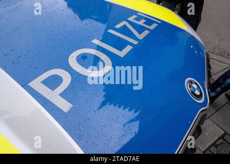 München, Deutschland. November 2023. Ein Polizeiauto parkt im Stadtzentrum. Quelle: Peter Kneffel/dpa/Alamy Live News Stockfoto