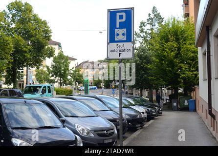 Lausanne, Schweiz - 05. Juni 2017: Autos auf dem Parkplatz in Lausanne, Schweiz. Stockfoto