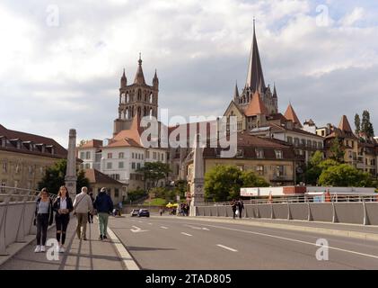 Lausanne, Schweiz - 05. Juni 2017: Menschen in der Nähe der Kathedrale Notre Dame in Lausanne, Schweiz. Der Alltag in Lausanne. Stockfoto