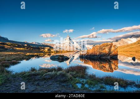 Wunderschöne Landschaft des Stellisees mit dem berühmten Berg Matterhorn, Schweizer alpen und Steinspiegelung am Morgen in Zermatt, Schweiz Stockfoto