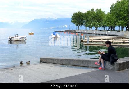 Lausanne, Schweiz - 05. Juni 2017: Frau las Buch am Ufer des Genfer Sees in Lausanne. Stockfoto