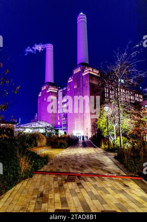 Schornsteine bei Nacht in Battersea Power Station London, Großbritannien Stockfoto