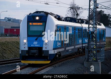 Shuttle-Zug zum Flughafen Ostrava, der zum Bahnhof ankommt Stockfoto