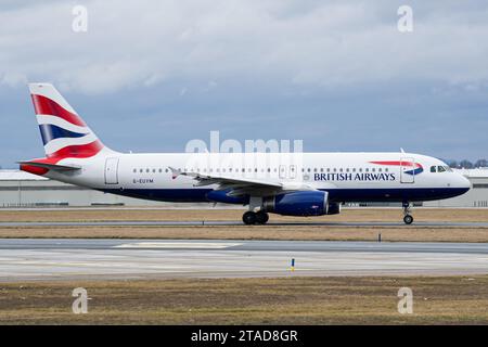 British Airways Airbus A320 fährt zum Start von Prag für einen Flug nach London Stockfoto