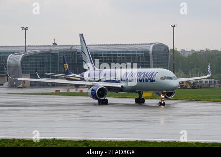 National Airlines Boeing 757-200 fährt zum Start vom Flughafen Lemberg Stockfoto