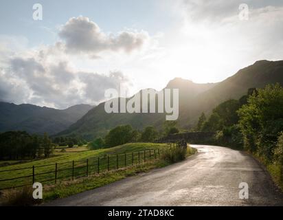 Ein Sommerabendblick mit Blick auf den Kopf von Great Langdale, dem beliebten Tal im Lake District National Park, Cumbria Stockfoto