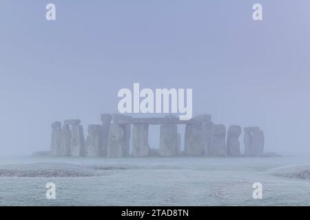 Stonehenge bei Sonnenaufgang an einem kalten, frostigen Wintermorgen, Wiltshire, England. Winter (Januar) 2022. Stockfoto