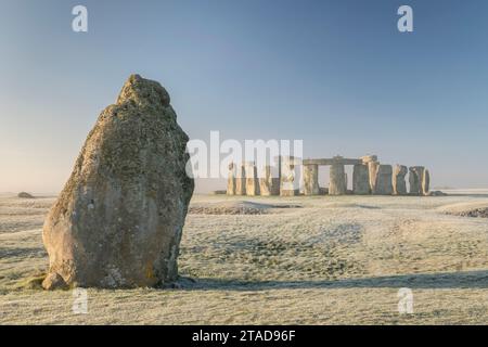 Stonehenge und der Fersenstein bei Sonnenaufgang an einem kalten, frostigen Wintermorgen, Wiltshire, England. Winter (Januar) 2022. Stockfoto