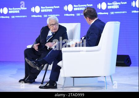 (231130) -- PEKING, 30. November 2023 (Xinhua) -- dieses Aktenfoto vom 21. November 2019 zeigt den ehemaligen US-Außenminister Henry Kissinger (L) beim New Economy Forum in Peking, der Hauptstadt Chinas. Henry Kissinger starb am Mittwoch zu Hause in Connecticut im Alter von 100 Jahren. Kissinger hatte es sich zu seinem lebenslangen Bestreben gemacht, die Entwicklung der Beziehungen zwischen China und den USA zu fördern und die Freundschaft zwischen den beiden Völkern zu stärken. (Xinhua/Dai Tianfang) Stockfoto