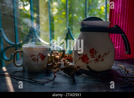 Von außerhalb des Fensters fällt natürliches Licht auf den Tisch. Stockfoto