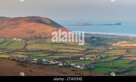 Blick vom Llanmadoc Hill über das Dorf Llangennith in Richtung Rhossili Bay und Worm's Head, Gower Peninsula, Südwales, Großbritannien. Frühjahr (März) 2022. Stockfoto