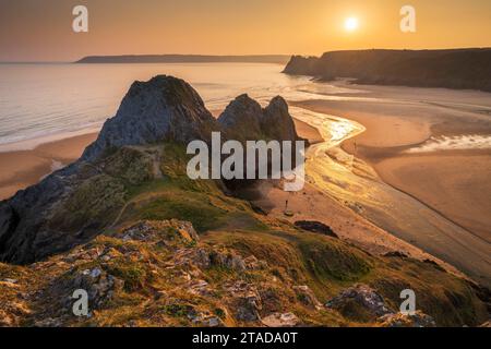 Sonnenuntergang über Three Cliffs Bay an der spektakulären Küste von Gower, South Wales, Großbritannien. Frühjahr (März) 2022. Stockfoto
