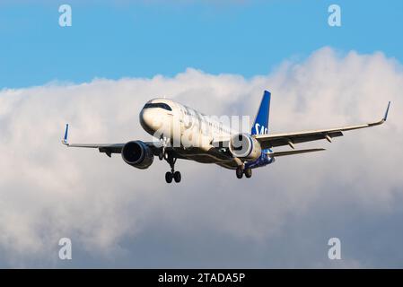 Scandinavian Airlines - SAS - Airbus A320-251N Flugzeug EI-SIX im Finale landet in der späten Wintersonne am Flughafen London Heathrow, Großbritannien Stockfoto