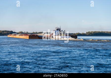 Frachtkähne, die bei Niedrigwasser über die ruhigen Gewässer des Mississippi fahren Stockfoto