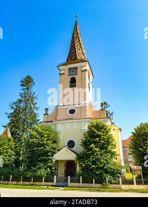 Kirche im transilvanischen Dorf Nocrich in der Nähe von Sibiu, Rumänien Stockfoto