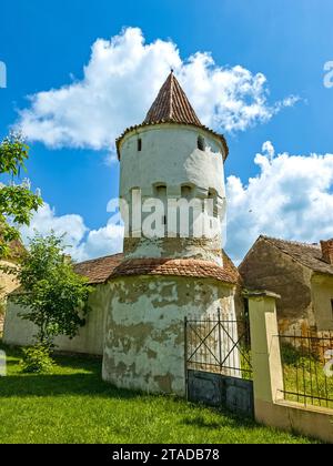 Der alte Wehrturm im transilvanischen Dorf Nocrich bei Sibiu, Rumänien Stockfoto