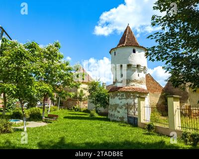 Turm der befestigten Kirche im transilvanischen Dorf Nocrich bei Sibiu, Rumänien Stockfoto