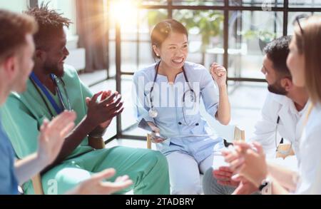 Gruppe von multinationalen Ärzten für die Diskussion der Analyse im Konferenzraum Stockfoto