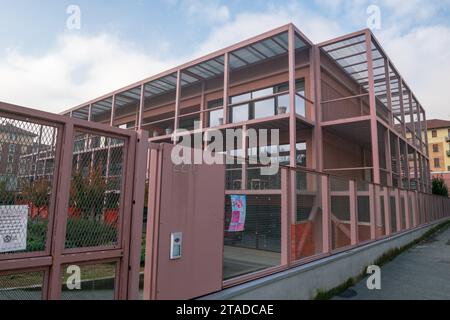 Schulgebäude, modernes modernes Gebäude mit Fassade mit Stahlkonstruktionen. Turin, Italien, 10. November 2023 istituto comprensivo vittorio da feltre Stockfoto