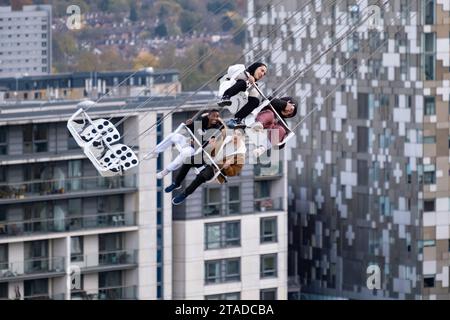 Abenteuerlustige fliegen auf dem City Star Flyer Fairground Ride, das am 9. November 2023 auf dem Centenary Square in Birmingham, Großbritannien, für die festliche Zeit eingerichtet wurde, hoch über dem Stadtzentrum. Stockfoto