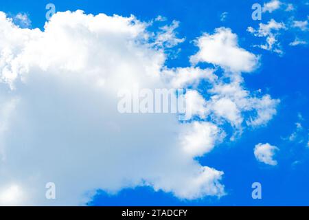 Ätherische Horizonte: Gelassenheit in der Azure-Ausdehnung Stockfoto