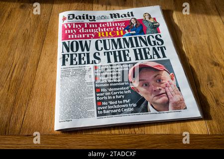 November 2023. Die Schlagzeile in Daily Mail lautet jetzt Cummings spürt die Hitze. Stockfoto