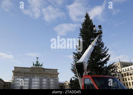 Schmücken des Weihnachtsbaums am Brandenburger Tor in Berlin am 30.11.2023 *** Dekorieren des Weihnachtsbaums am Brandenburger Tor in Berlin am 30 11 2023 Credit: Imago/Alamy Live News Stockfoto