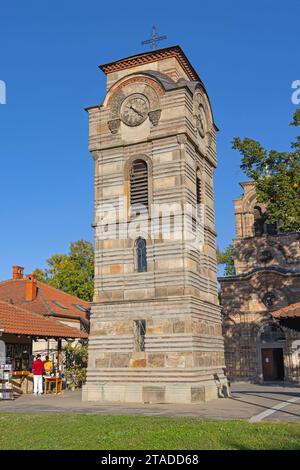 Krusevac, Serbien - 12. Oktober 2023: Uhr am Glockenturm Lazarica Serbisch-orthodoxe Kirche sonniger Herbsttag in der Altstadt. Stockfoto