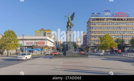 Krusevac, Serbien - 12. Oktober 2023: Denkmal für Kosovo Helden Stadtsymbol am Hauptplatz des Zentrums Herbsttag. Stockfoto