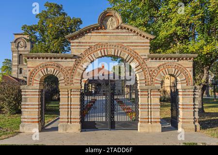 Krusevac, Serbien - 12. Oktober 2023: Lazarisches Tor zum Komplex der Lazarica-Kirche am sonnigen Herbsttag in der Altstadt. Stockfoto