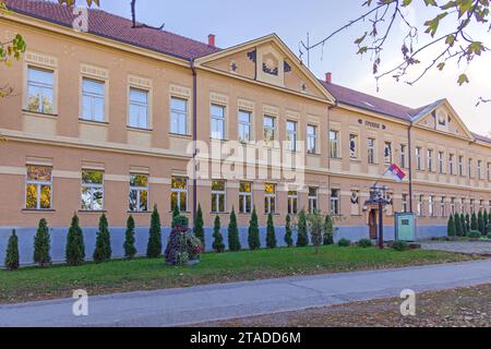 Krusevac, Serbien - 12. Oktober 2023: Nationales Museumsgebäude im Stadtpark Lazar. Stockfoto