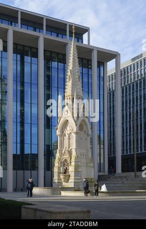 Das Chamberlain Memorial mit einem und zwei Chamberlain Square im Hintergrund Birmingham England UK Stockfoto