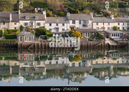 Hübsche Ferienhäuser an der Mündung im Dorf Newton Ferrers in South Hams, Devon, England. Frühjahr (April) 2022. Stockfoto