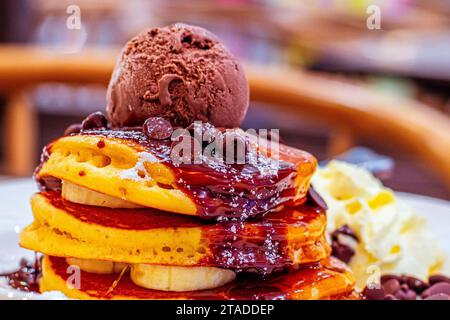 Köstliche Köstlichkeiten mit Schokoladen-Kahlua-Pfannkuchen mit Espresso-Mascarpone und Premium-Schokoladeneis Stockfoto