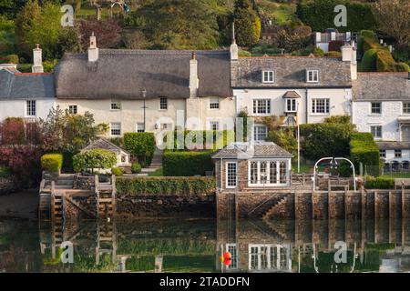 Hübsche Ferienhäuser an der Mündung im Dorf Newton Ferrers in South Hams, Devon, England. Frühjahr (April) 2022. Stockfoto