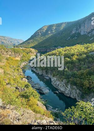 Wunderschöner Canyon des Flusses Moracha in Montenegro an sonnigen Tagen Stockfoto