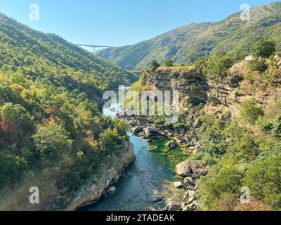 Wunderschöner Canyon des Flusses Moracha in Montenegro an sonnigen Tagen Stockfoto